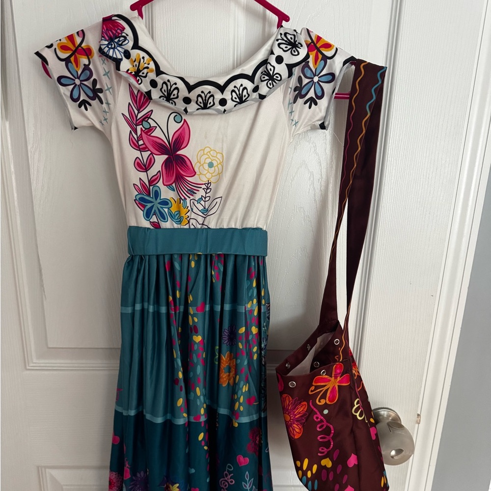 Encanto costume size 4. Shoe size 9t